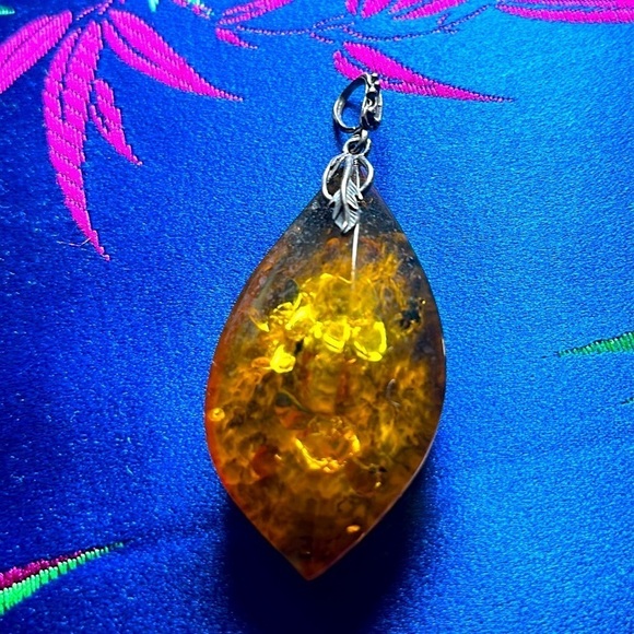 LARGE AMBER PENDANT DANGLE AMBER WITH BITS OF FLORA GREEN GLOW 5487 Y - Picture 4 of 11